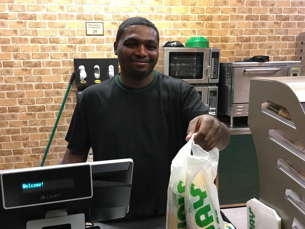 Subway | restaurant | 2838 Whipple Ave NW, Canton, OH 44708, USA | 3304779313 OR +1 330-477-9313