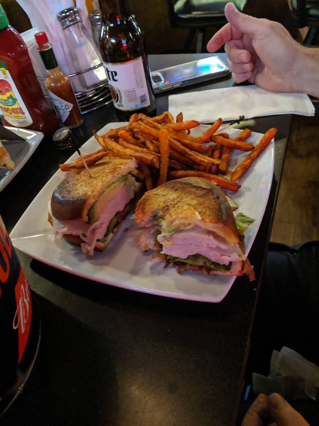 Scubas Pourhouse | restaurant | 1309 E Wisconsin Ave, Appleton, WI 54911, USA | 9203640488 OR +1 920-364-0488