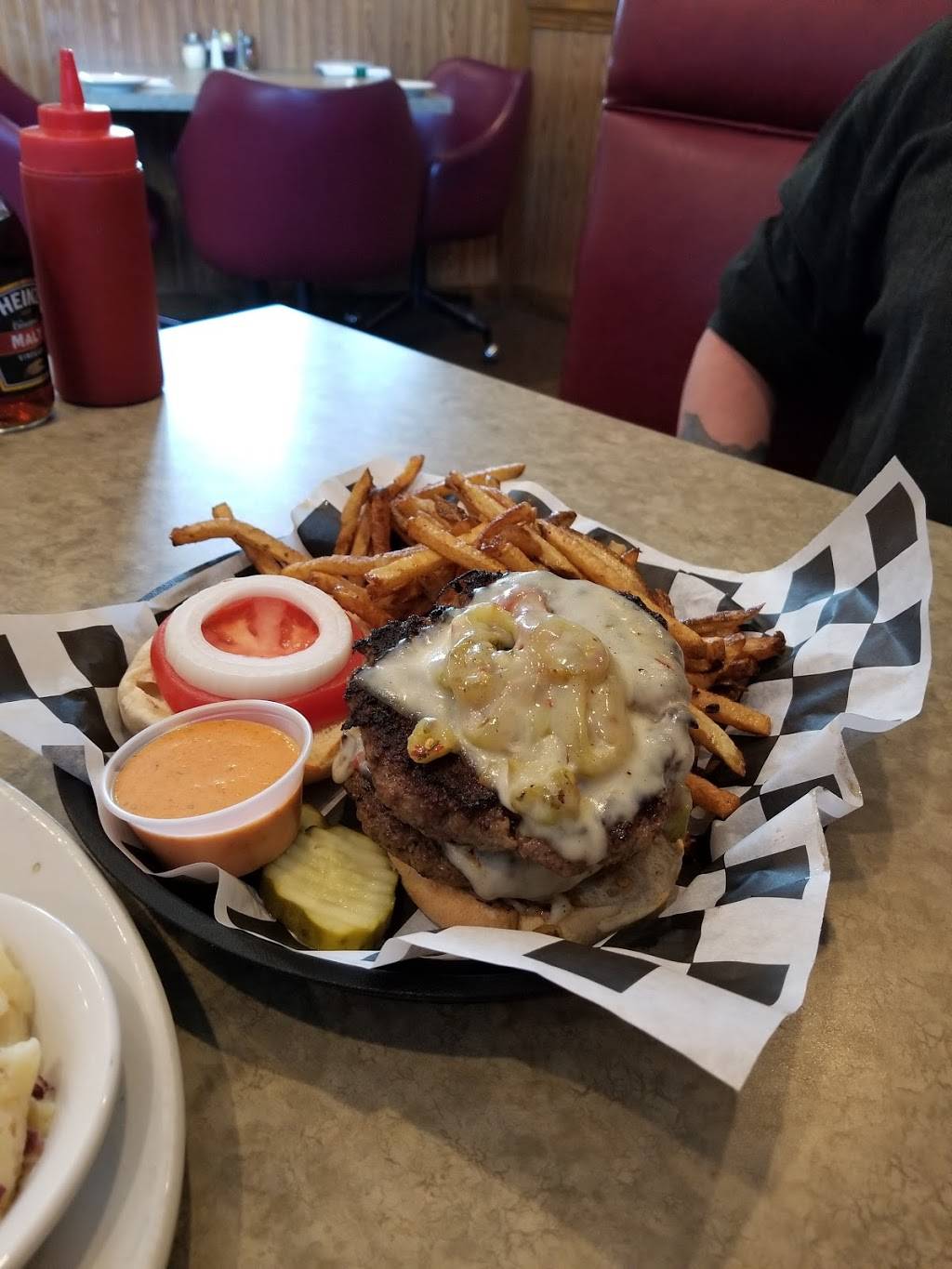 High Pointe Restaurant & Tavern, Niles | restaurant | 754 Youngstown Warren Rd, Niles, OH 44446, USA | 3305443300 OR +1 330-544-3300