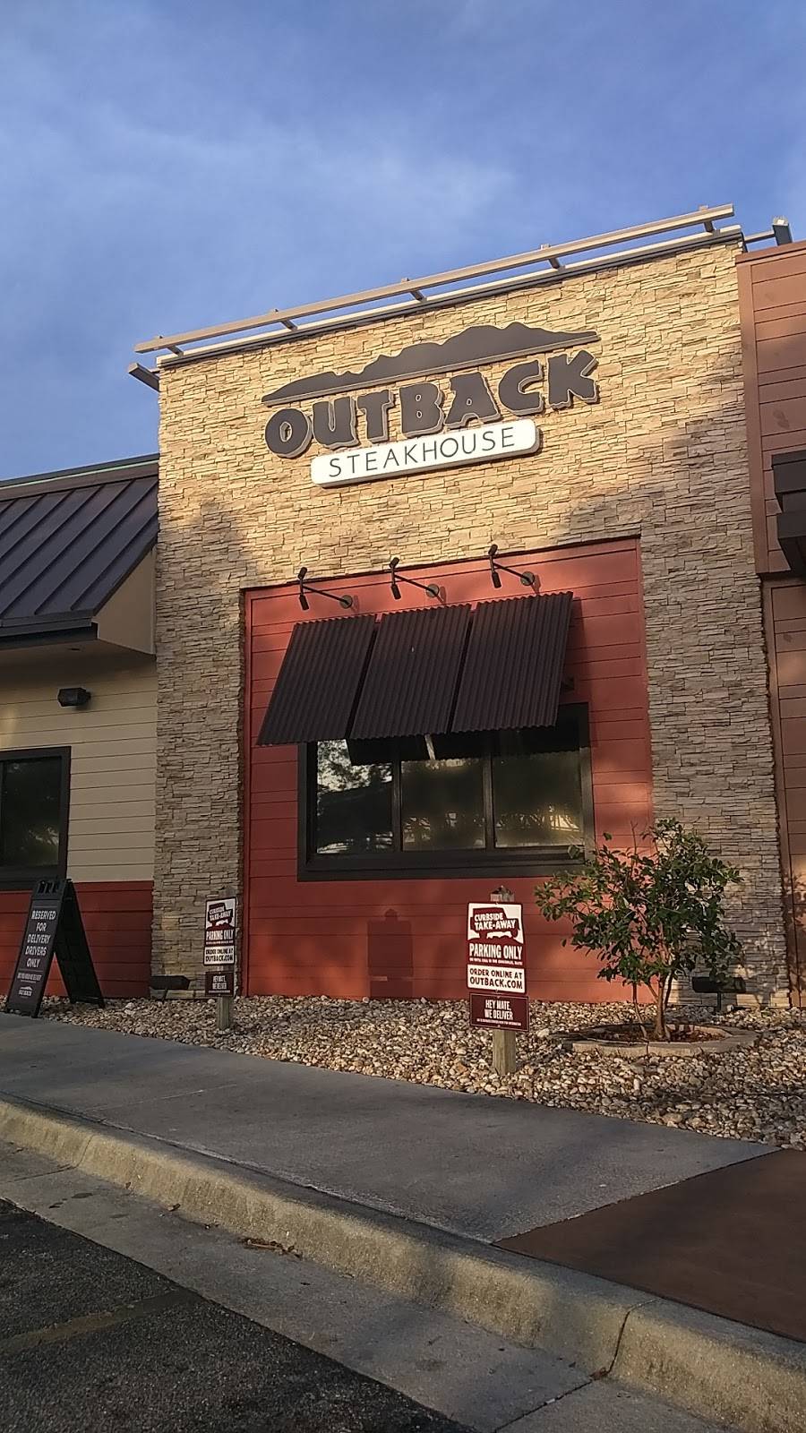 Outback Steakhouse | restaurant | 1642 NE Pine Island Rd, Cape Coral, FL 33909, USA | 2397725454 OR +1 239-772-5454