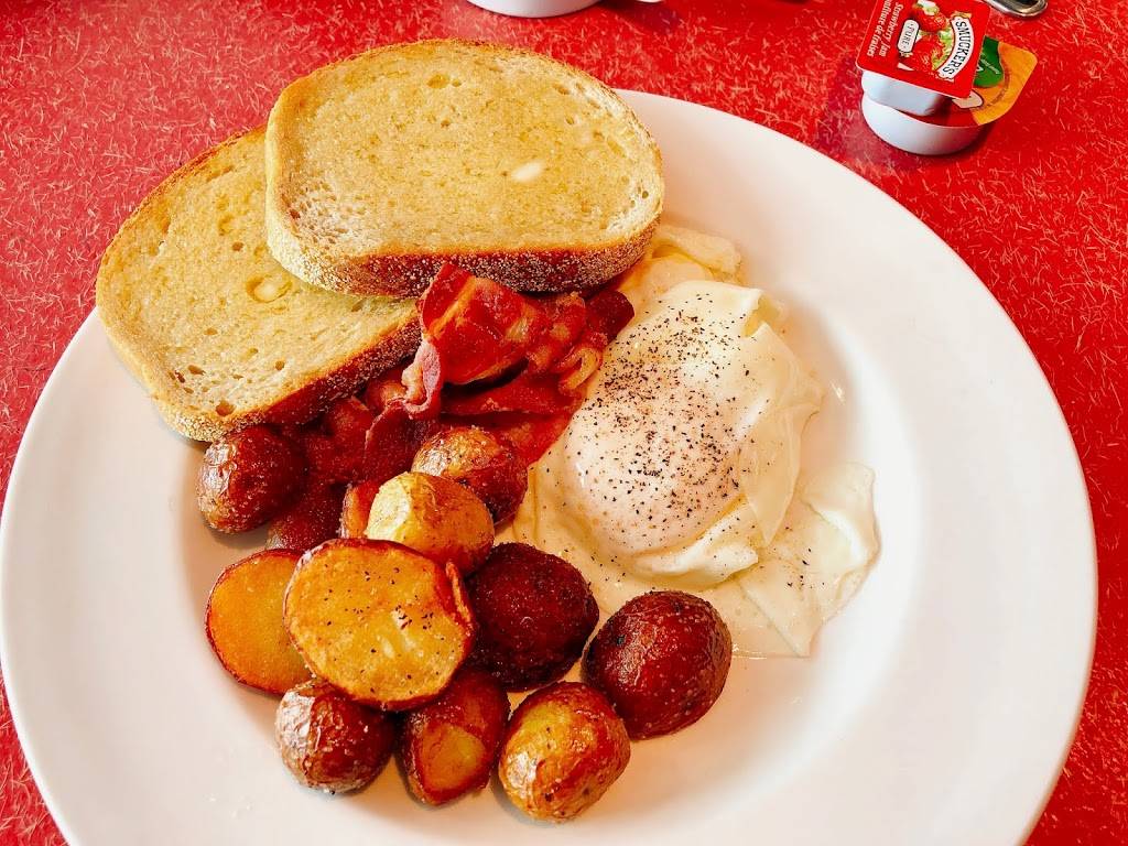 Red Rocket | restaurant | Terminal 1, 6301 Silver Dart Dr, Mississauga, ON L5P 1B2, Canada | 4167763100 OR +1 416-776-3100