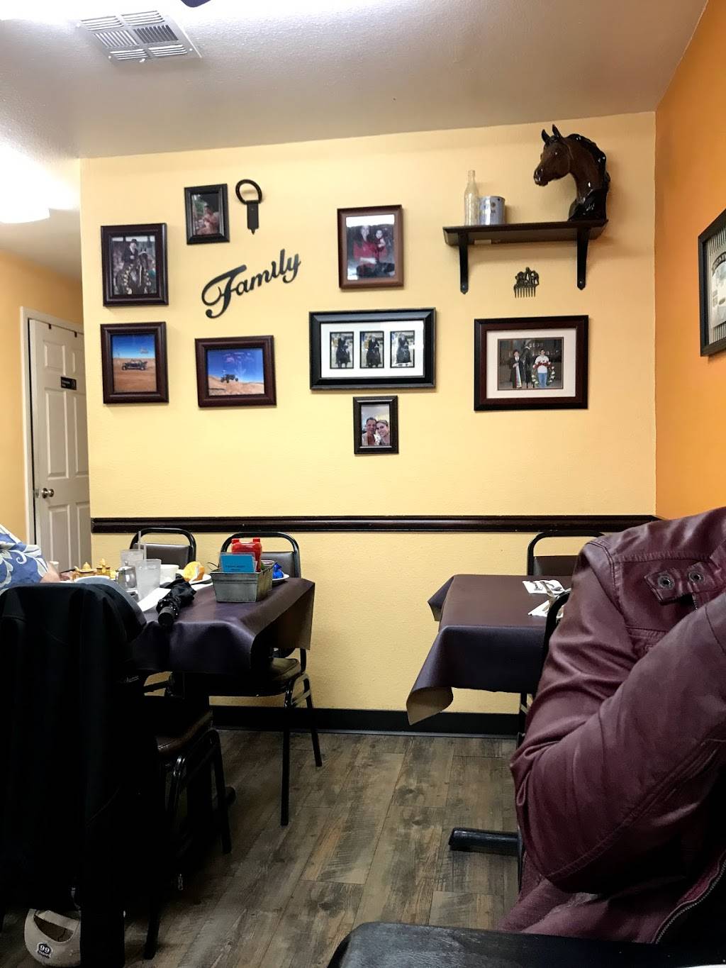 Flos Country Cafe | cafe | 10140 Beaumont Ave, Cherry Valley, CA 92223, USA | 9518456555 OR +1 951-845-6555