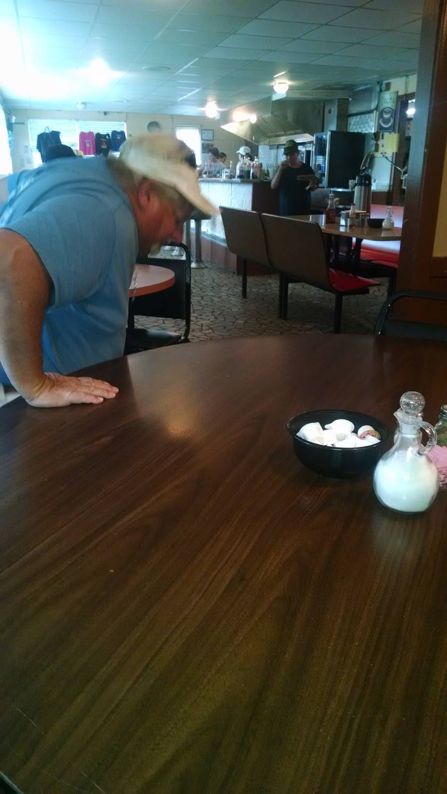 JennaBugs Cafe | restaurant | 88 Delway Hwy, Rose Hill, NC 28458, USA | 9105326040 OR +1 910-532-6040