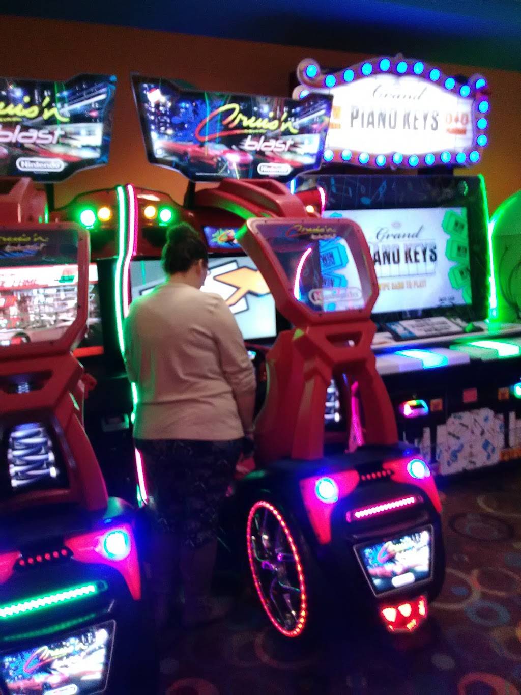 Hooplas Family Fun & Grill | restaurant | 1277 Lycoming Mall Cir, Muncy, PA 17756, USA | 5709350006 OR +1 570-935-0006