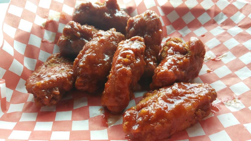 Chucks Roadhouse Bar & Grill | restaurant | 125 Pedersen Dr, Aurora, ON L4G 0E3, Canada | 9055038666 OR +1 905-503-8666