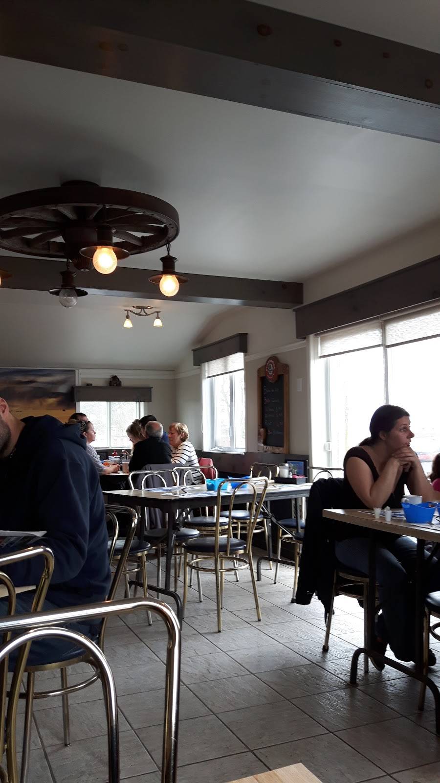 Resto Chez Lucky | restaurant | 131 Rte St-Albert, Saint-Albert, QC J0A 1E0, Canada | 8193585848 OR +1 819-358-5848