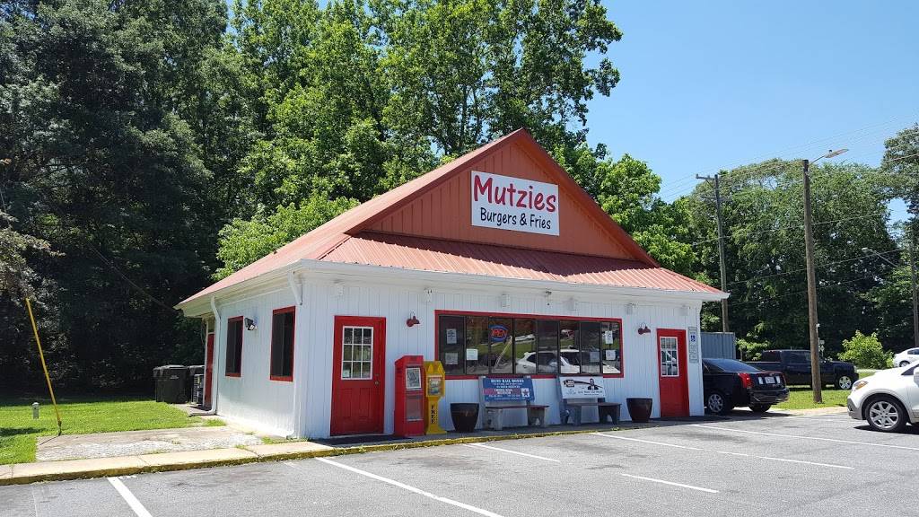 Mutzies | restaurant | 1200 Country Club Rd, Lincolnton, NC 28092, USA | 7042404592 OR +1 704-240-4592