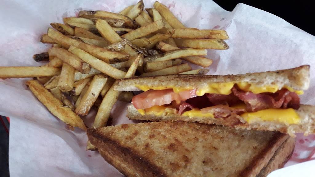 Downtown Dogs | meal takeaway | 804 N Rush St, Chicago, IL 60611, USA | 3129515141 OR +1 312-951-5141