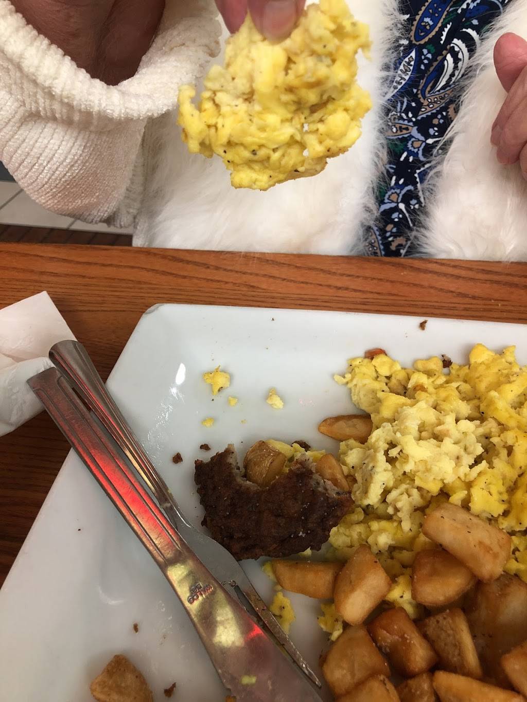 Chilis Grill & Bar | meal takeaway | Terminal 2, Gate E20, St. Louis, MO 63145, USA | 3144293400 OR +1 314-429-3400