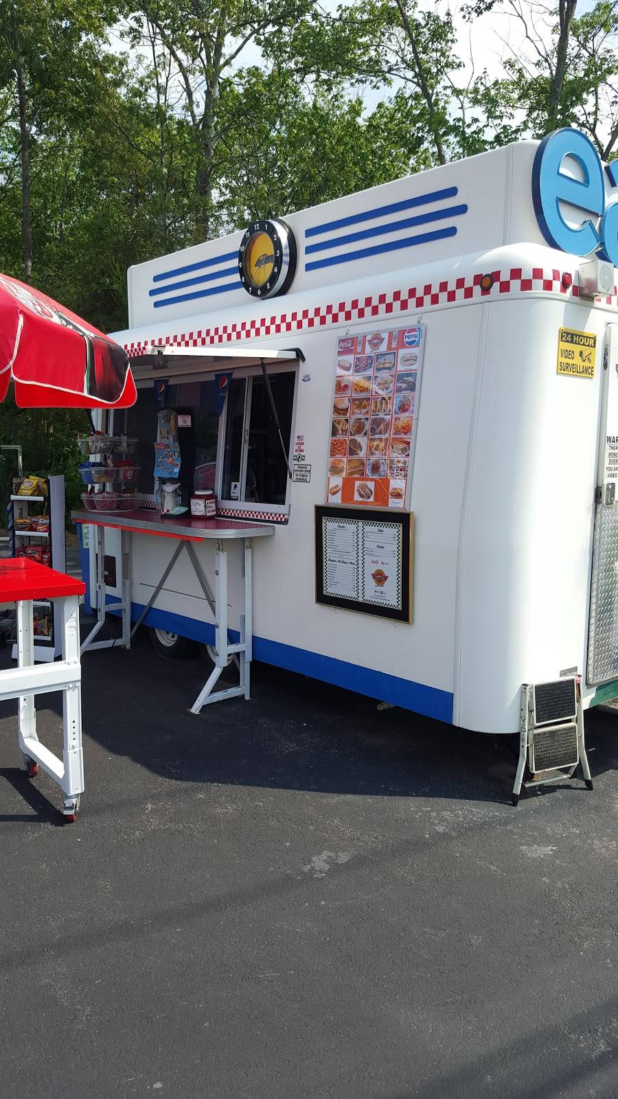 Streamliner Hot Dogs and More | restaurant | 447 Broadway, Taunton, MA 02780, USA | 5083697516 OR +1 508-369-7516