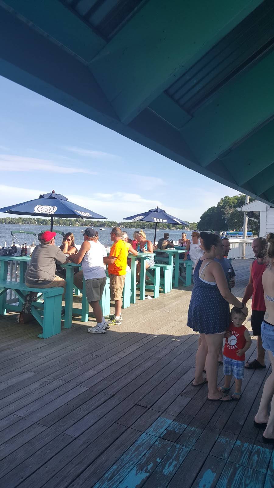 Hidden Point Bar & Grill | restaurant | 112 Lakeview Ave, Fox Lake, IL 60020, USA | 8475873212 OR +1 847-587-3212