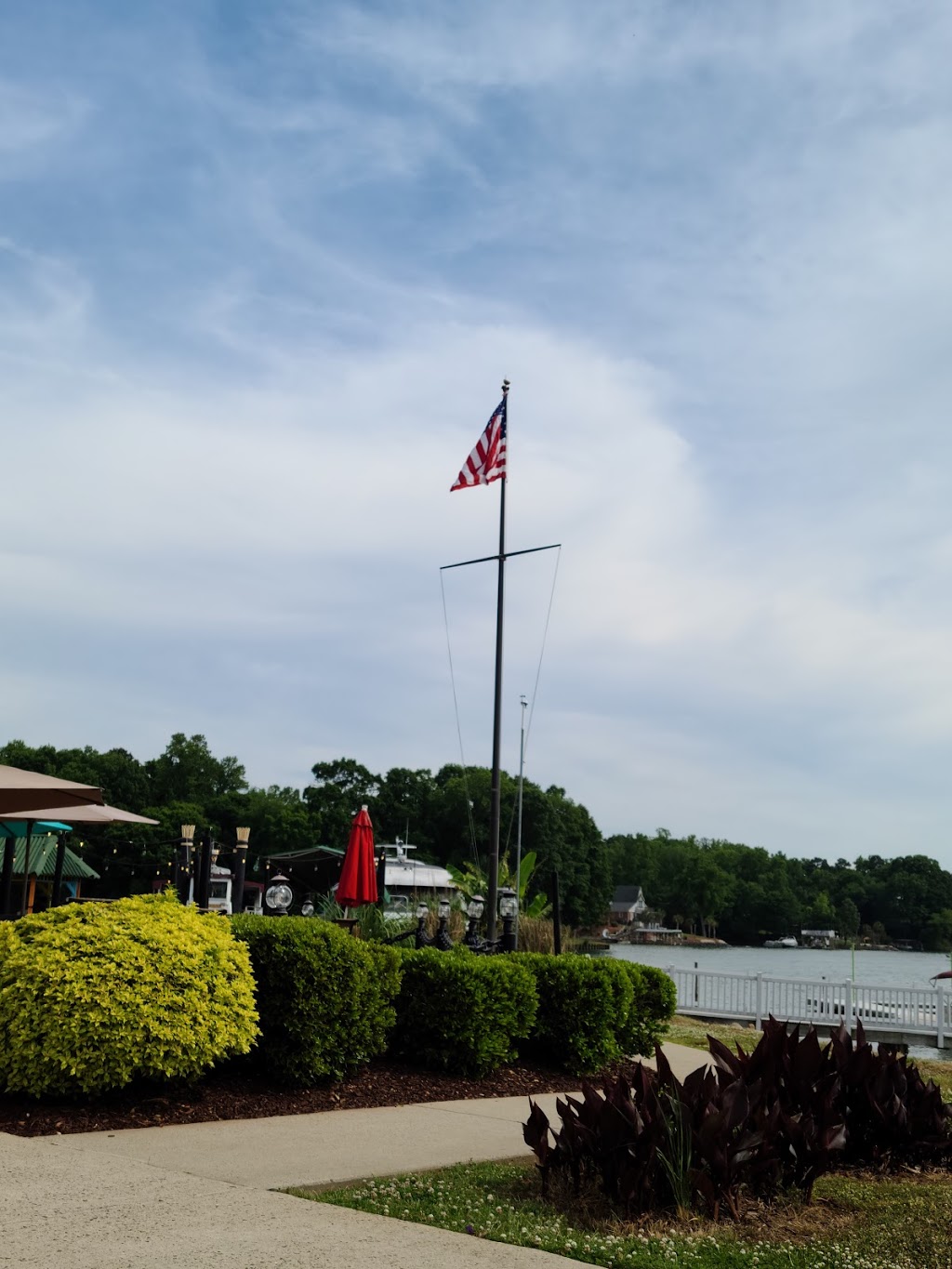 Queens Landing | restaurant | 1459 River Hwy, Mooresville, NC 28117, USA | 7046632628 OR +1 704-663-2628