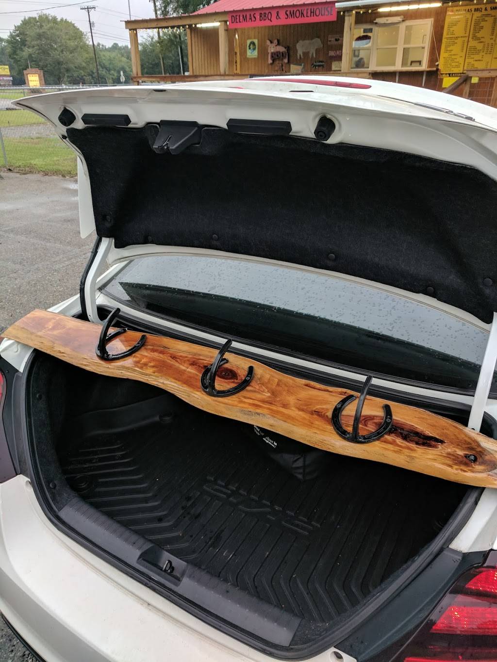 Delmas BBQ & Smokehouse | restaurant | 21216 MS-613, Moss Point, MS 39562, USA | 2285886600 OR +1 228-588-6600