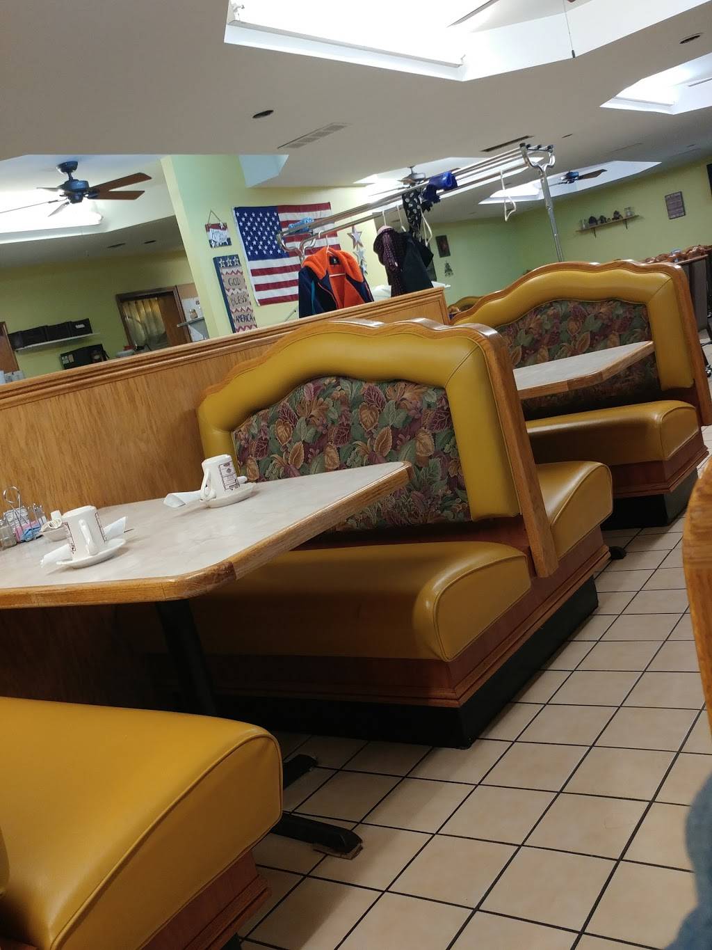 Golden Mine Family Restaurant | restaurant | 111 S Front St, Braidwood, IL 60408, USA | 8154582111 OR +1 815-458-2111