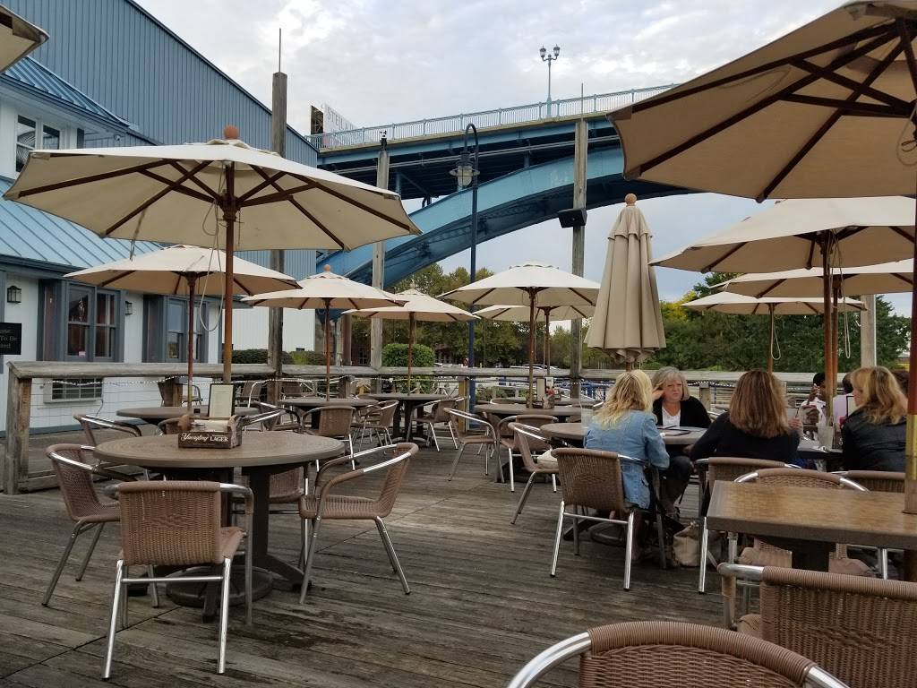 Redfin Blues | restaurant | 100 Waterfront Dr, Pittsburgh, PA 15222, USA | 4123225837 OR +1 412-322-5837