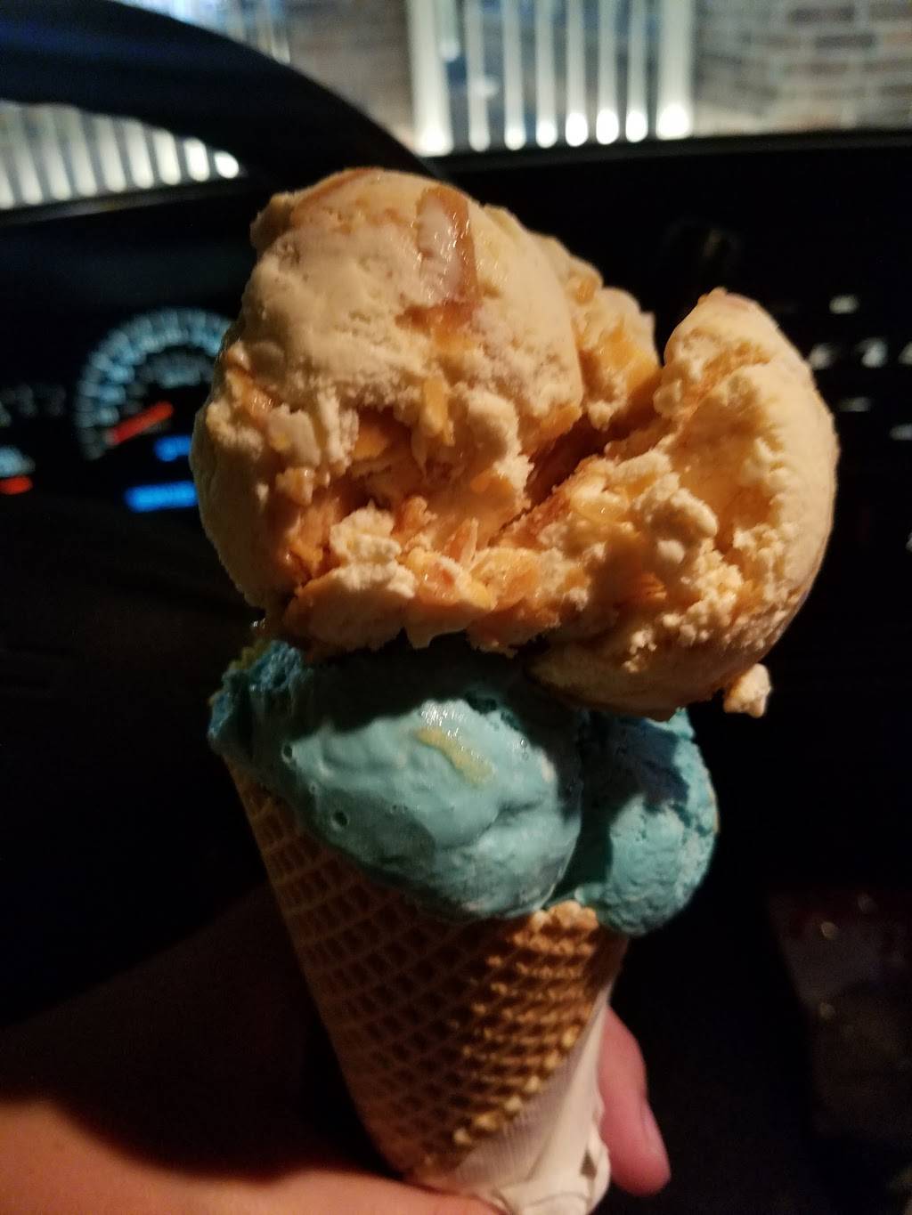 Braums Ice Cream & Burger Restaurant | restaurant | 400 E Robinson St, Norman, OK 73071, USA | 4053213431 OR +1 405-321-3431