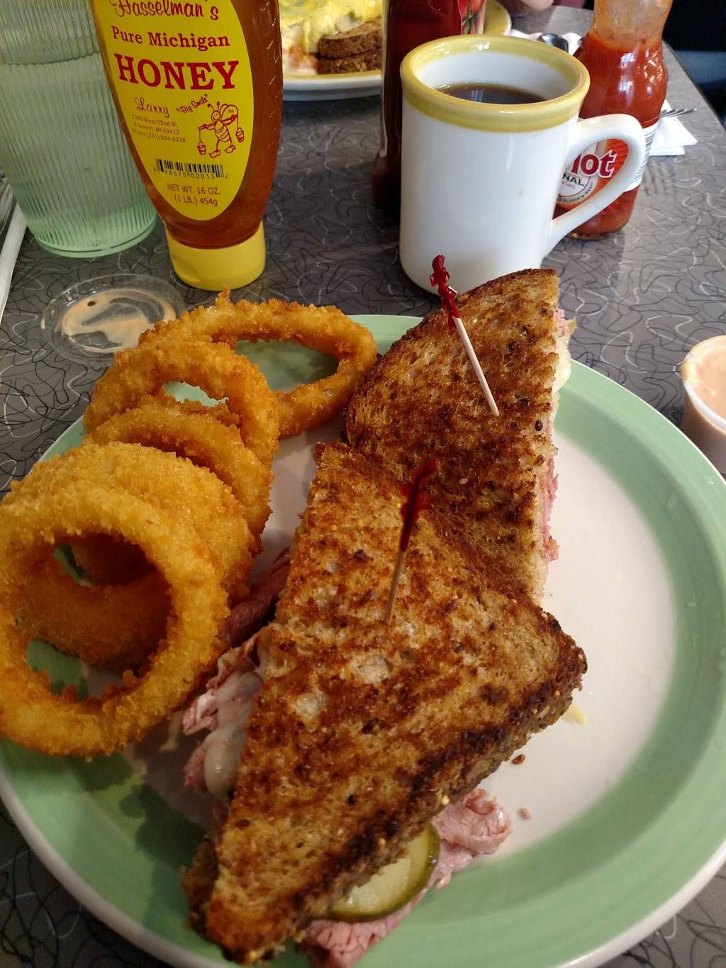 Carmens Cafe | cafe | 878 Jefferson St, Muskegon, MI 49440, USA | 2317266317 OR +1 231-726-6317