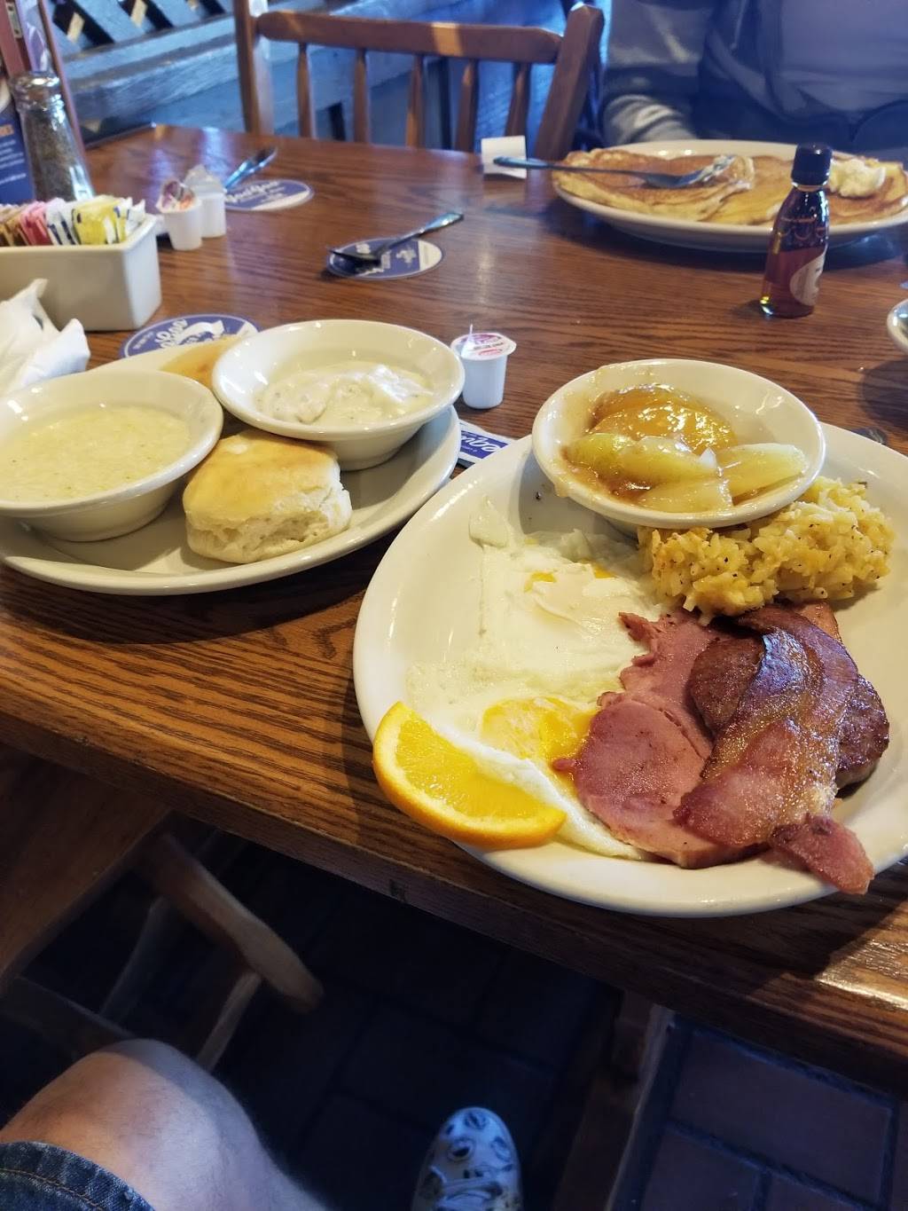 Cracker Barrel Old Country Store | restaurant | 956 Schuylkill Mall, Frackville, PA 17931, USA | 5708747051 OR +1 570-874-7051