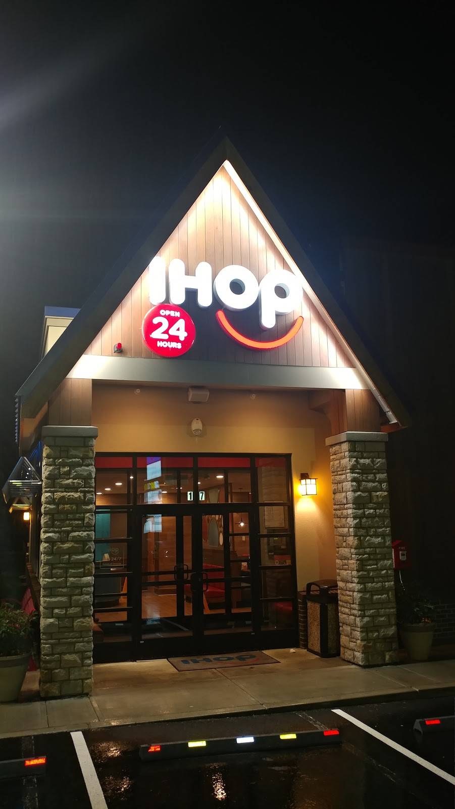 IHOP | restaurant | 17 Edgell Rd, Framingham, MA 01701, USA | 5082702694 OR +1 508-270-2694