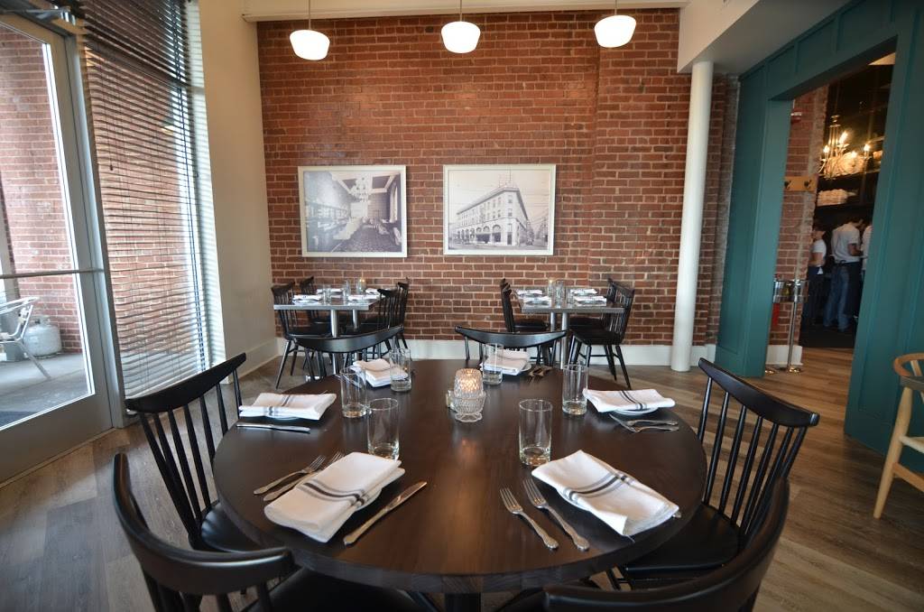 Public House Restaurant | restaurant | 1110 Market St, Chattanooga, TN 37402, USA | 4232663366 OR +1 423-266-3366