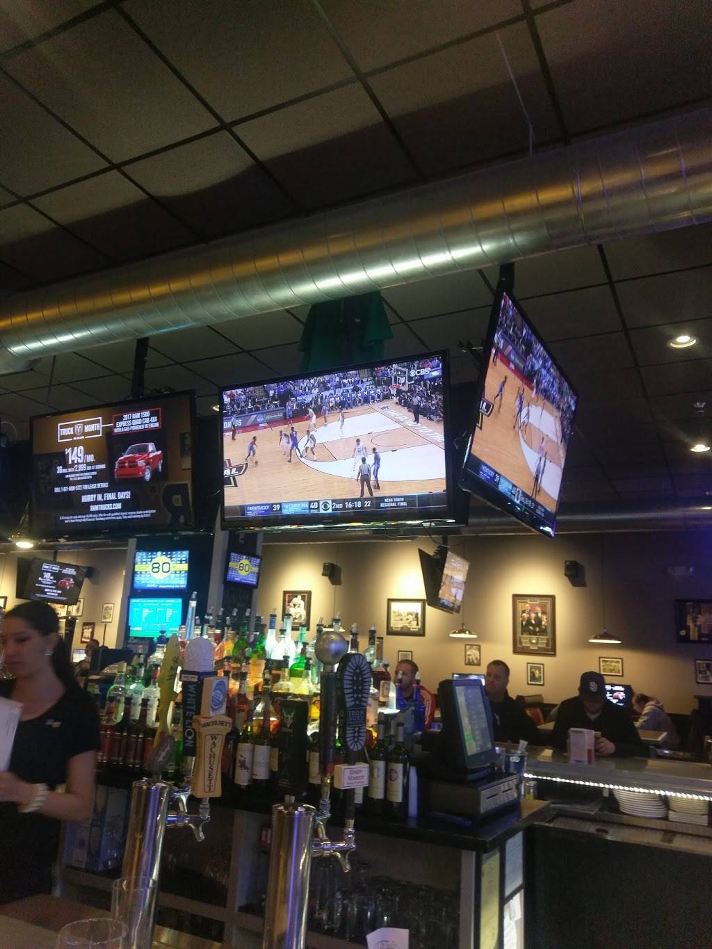 Christophers Sports Tavern | restaurant | 360 Cooley St, Springfield, MA 01128, USA | 4133630650 OR +1 413-363-0650