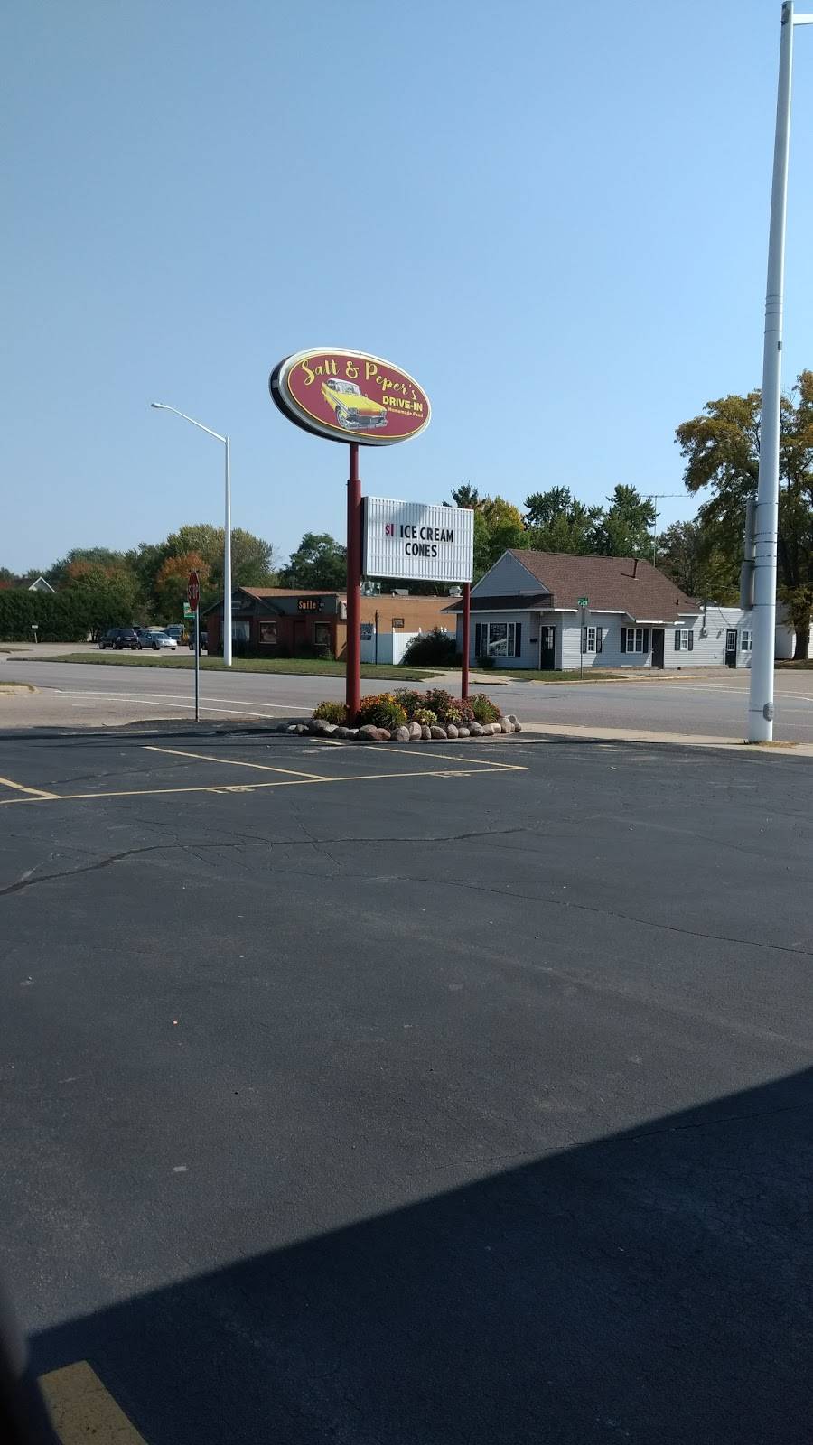 Salt & Pepers Drive-In | restaurant | 1621 Baker Dr, Wisconsin Rapids, WI 54494, USA | 7154230888 OR +1 715-423-0888