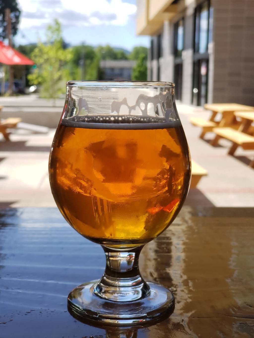 The Growler Garage | restaurant | 1837 Pacific Ave Suite 133, Forest Grove, OR 97116, USA | 5033725648 OR +1 503-372-5648