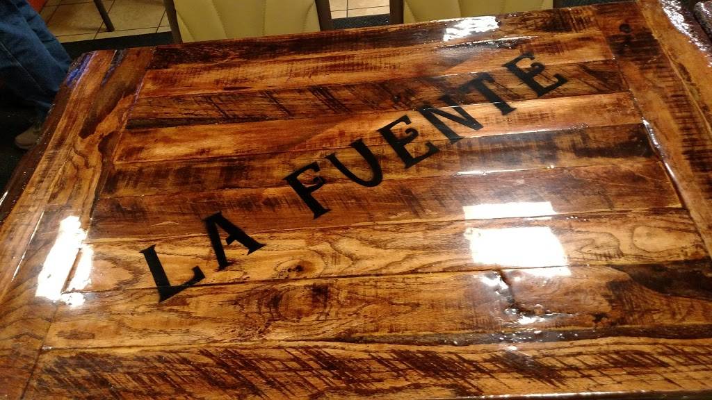 La Fuente Mexican Restaurant | restaurant | 1007 Commerce Drive, Fairfield, IL 62837, USA | 6188425000 OR +1 618-842-5000