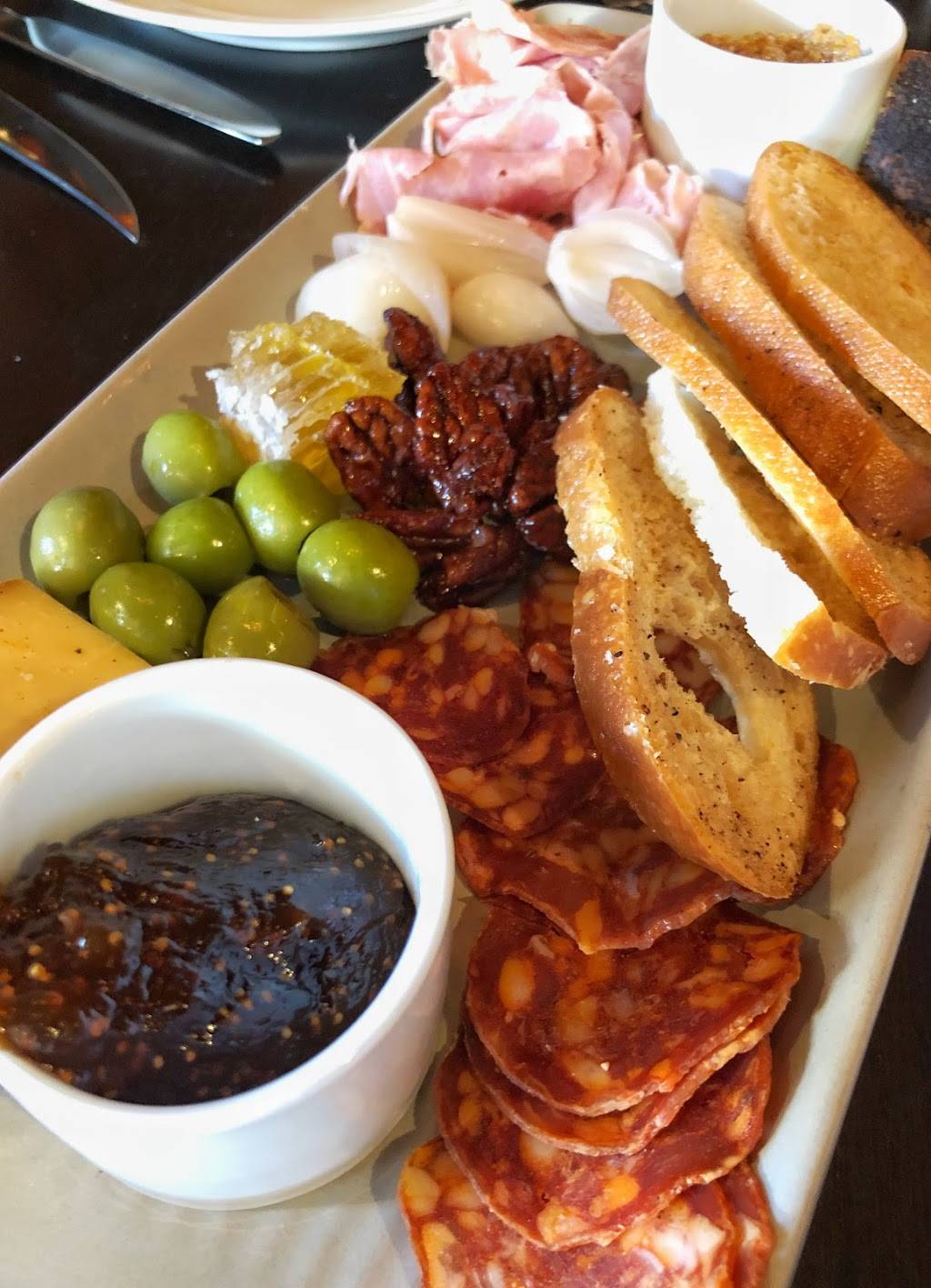 The Country Club | restaurant | 330 E 17th St, Costa Mesa, CA 92627, USA | 9492812582 OR +1 949-281-2582