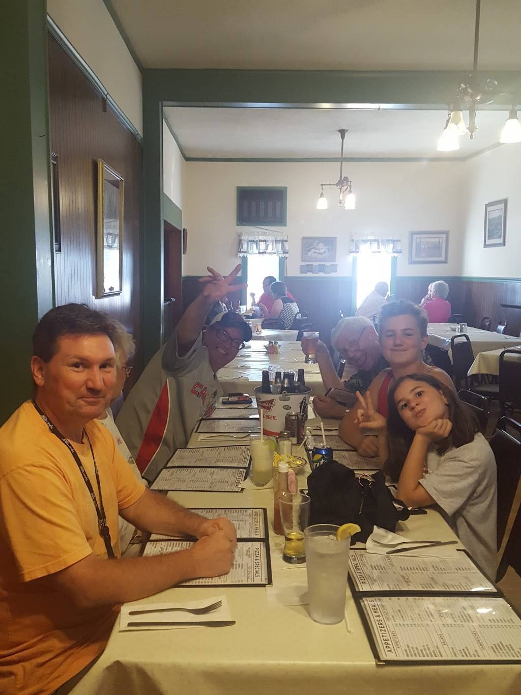 St Joe Inn | restaurant | 9515 St Wendel Rd, Evansville, IN 47720, USA | 8129639310 OR +1 812-963-9310