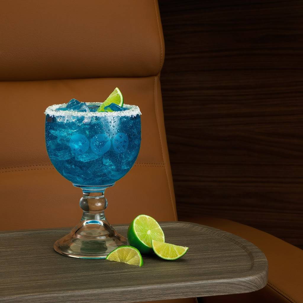 Studio Movie Grill | restaurant | 822 Town and Country Blvd, Houston, TX 77024, USA | 7134614449 OR +1 713-461-4449