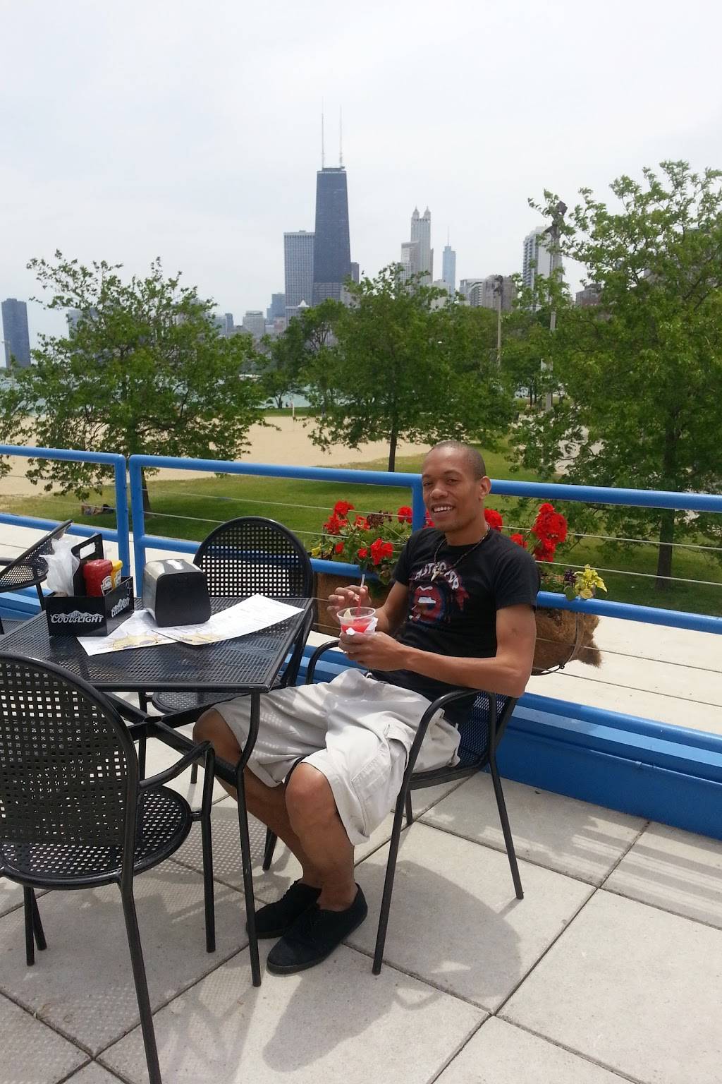 Castaways | cafe | 1603 N Lake Shore Dr, Chicago, IL 60611, USA | 7732811200 OR +1 773-281-1200