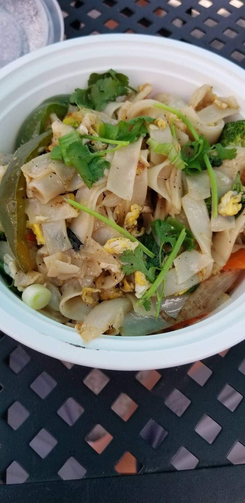 Thai Mama | restaurant | 5421 W Waters Ave, Tampa, FL 33634, USA | 8134473124 OR +1 813-447-3124