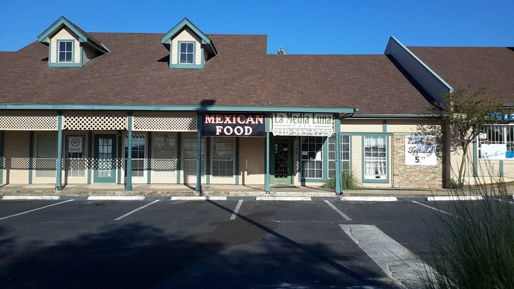 La Media Luna Cafe | restaurant | 12317 Wetmore Rd, San Antonio, TX 78247, USA | 2105454775 OR +1 210-545-4775