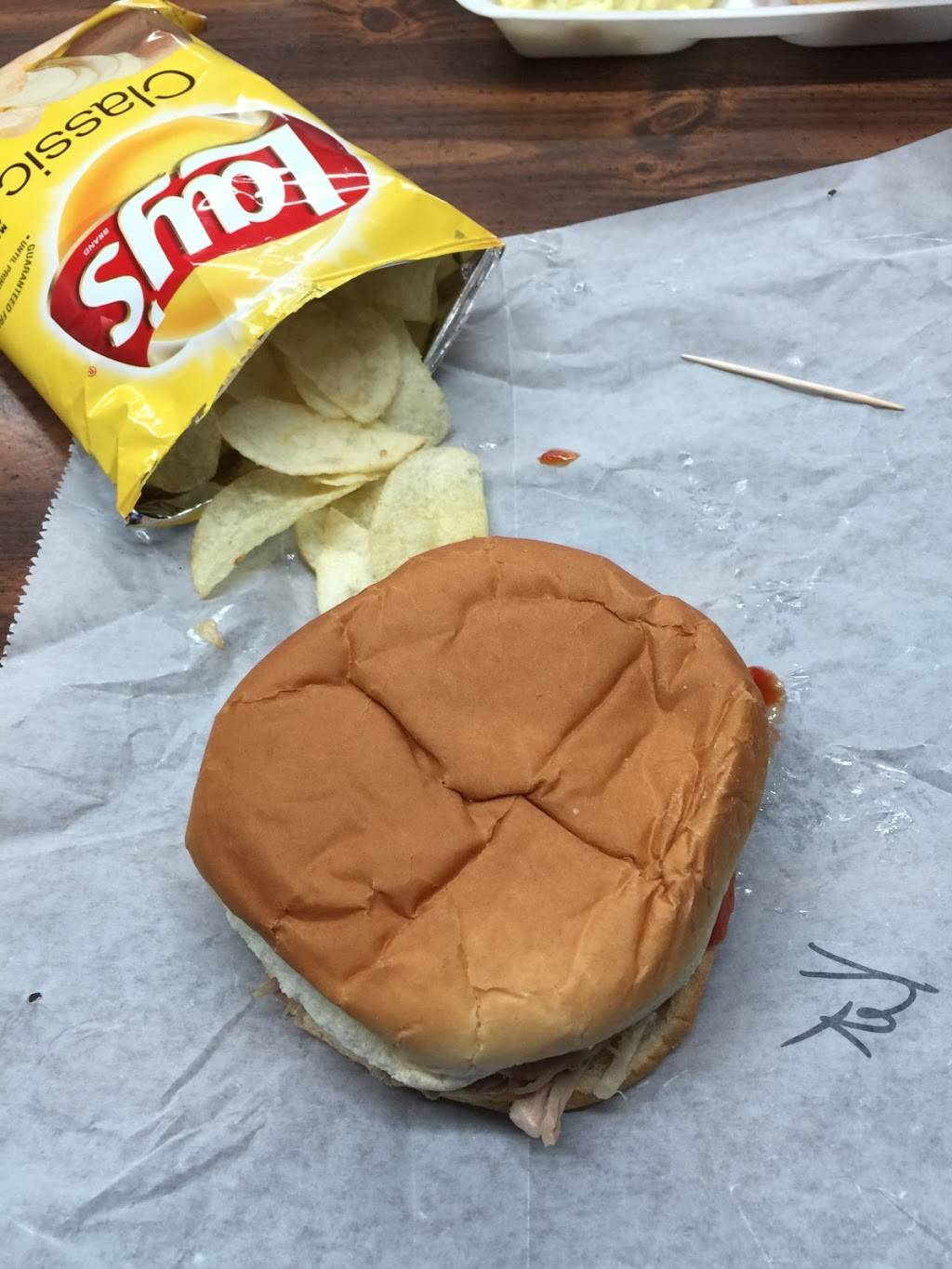 Charlies BBQ | restaurant | 30875 Broad St, Bruceton, TN 38317, USA | 7315867447 OR +1 731-586-7447