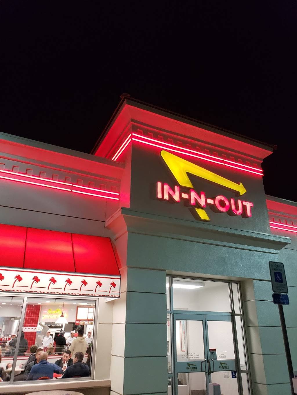 In-N-Out Burger | restaurant | 280 Pyramid Way, Sparks, NV 89431, USA | 8007861000 OR +1 800-786-1000