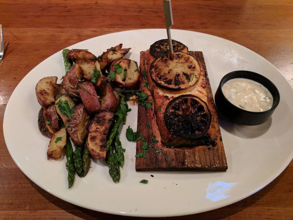 Redstone American Grill | restaurant | 155 National Plaza, Oxon Hill, MD 20745, USA | 3018393330 OR +1 301-839-3330