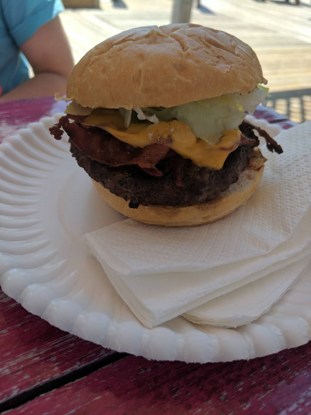 Willys Tropical Breeze Cafe | restaurant | 10800 Pine Island Dr, Spring Hill, FL 34607, USA | 3525960700 OR +1 352-596-0700