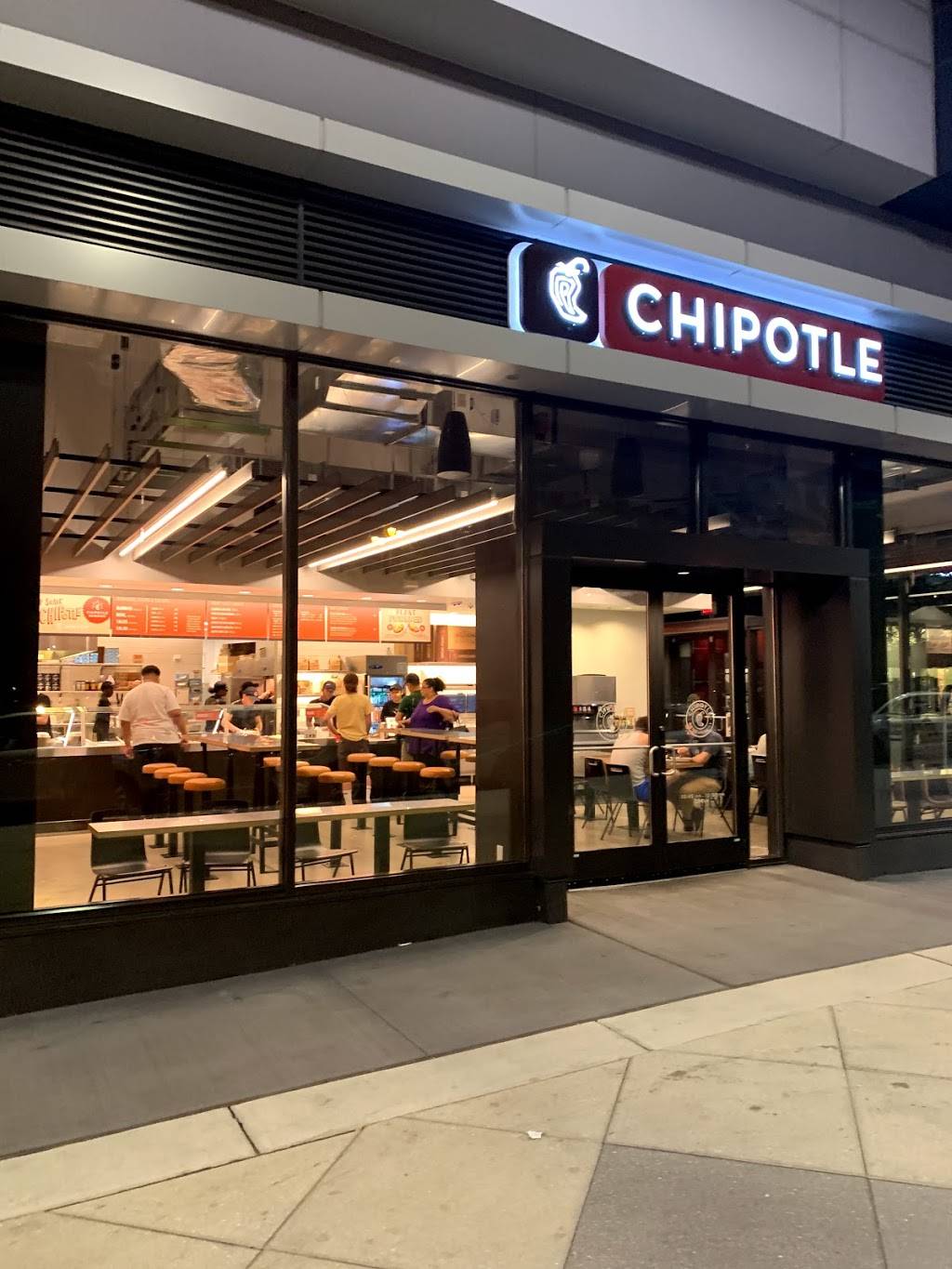 Chipotle Mexican Grill | restaurant | 1000 S Broad St, Philadelphia, PA 19146, USA | 2159894167 OR +1 215-989-4167