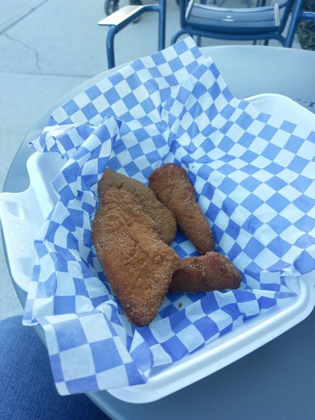 Le Chateau Chicken | restaurant | 300 City Centre Dr, Mississauga, ON L5B 3C1, Canada | 4168242113 OR +1 416-824-2113