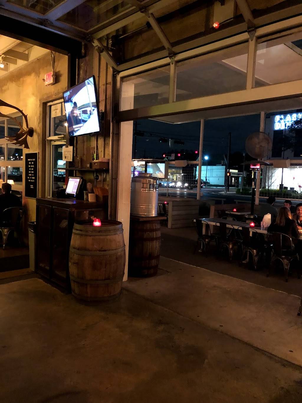 Eight Row Flint | restaurant | 1039 Yale St, Houston, TX 77008, USA | 8327674002 OR +1 832-767-4002