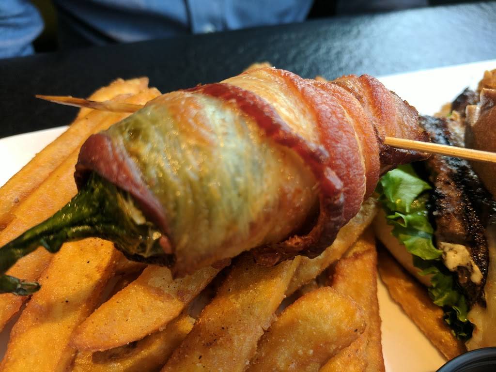 Coltons Social House | restaurant | 1150 Shaw Ave, Clovis, CA 93612, USA | 5597216655 OR +1 559-721-6655