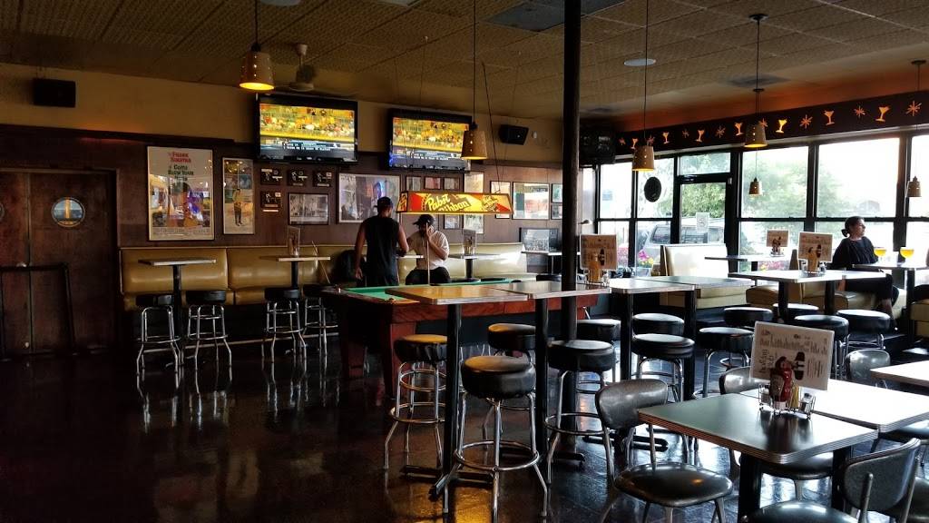 Holiday Club | restaurant | 4000 N Sheridan Rd, Chicago, IL 60613, USA | 7733489600 OR +1 773-348-9600