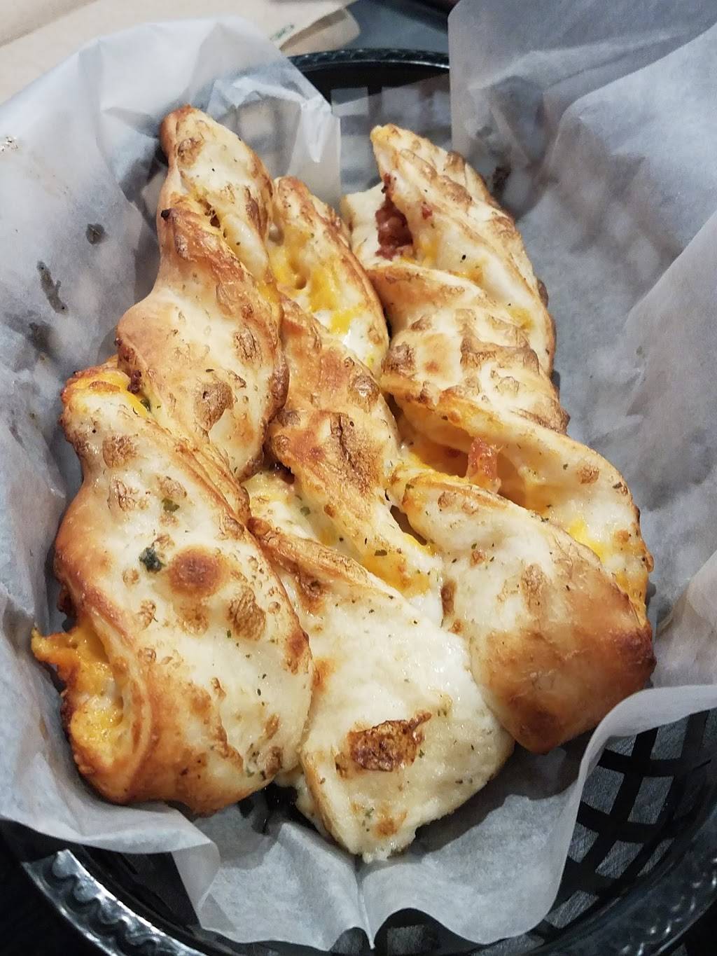 Round Table Pizza | meal delivery | 5702 N First St, Fresno, CA 93710, USA | 5594360100 OR +1 559-436-0100