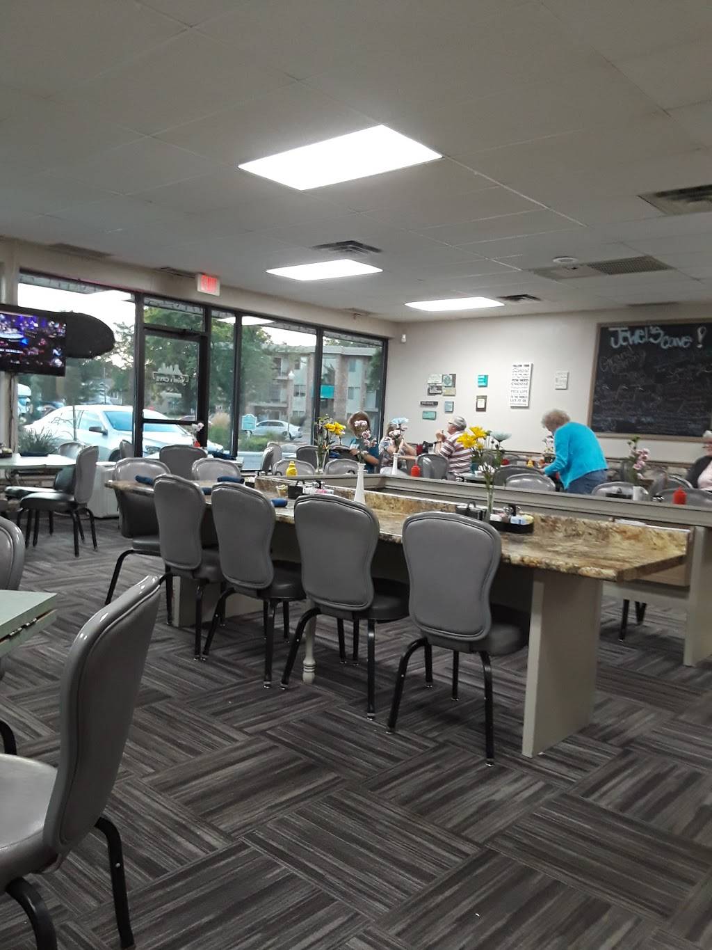 Jewels CAVE | restaurant | 6028 W Broadway Ave, New Hope, MN 55428, USA | 7635610419 OR +1 763-561-0419