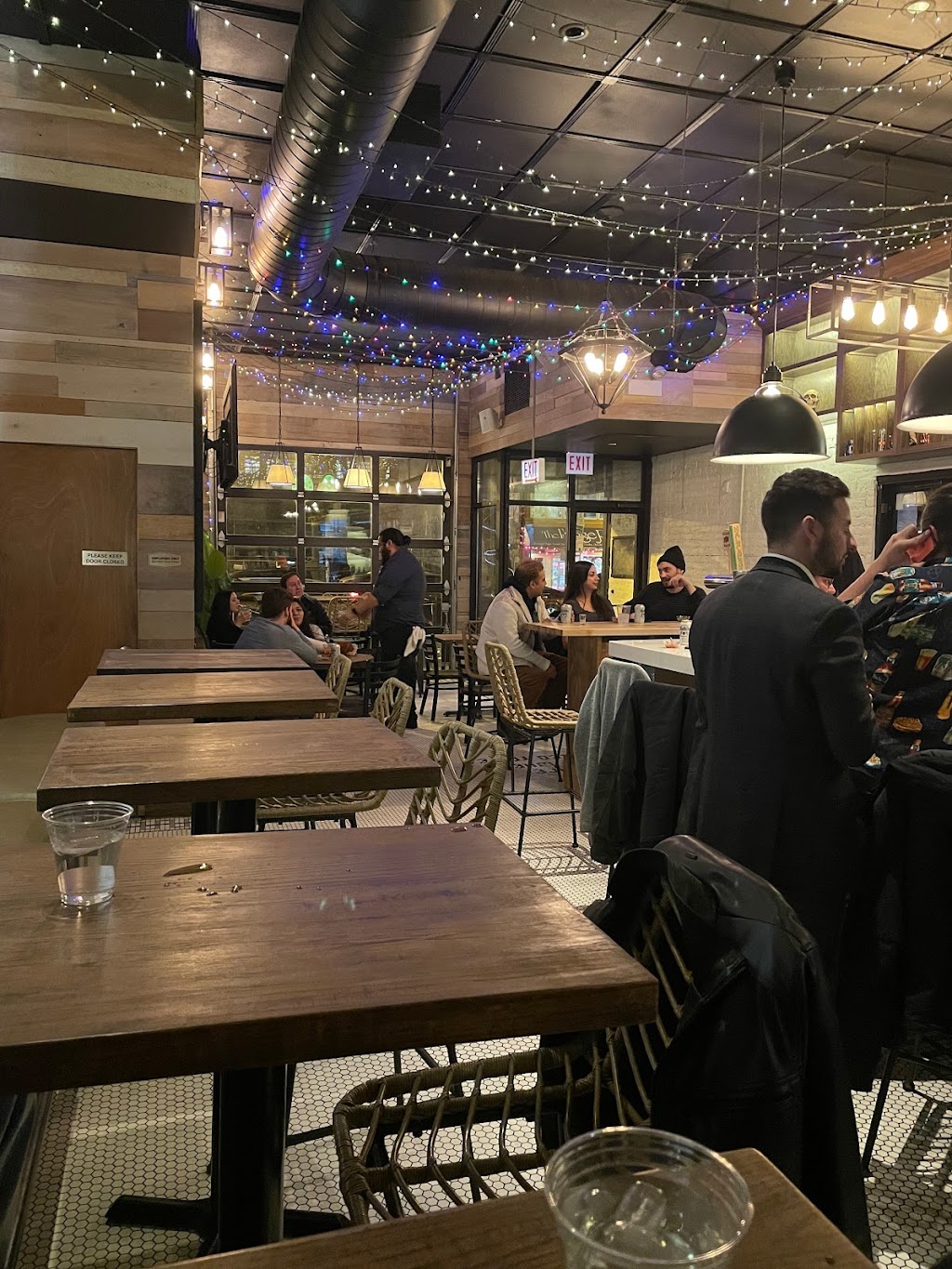 Fish Bar Old Town | restaurant | 1529 N Wells St, Chicago, IL 60611, USA | 3126430450 OR +1 312-643-0450