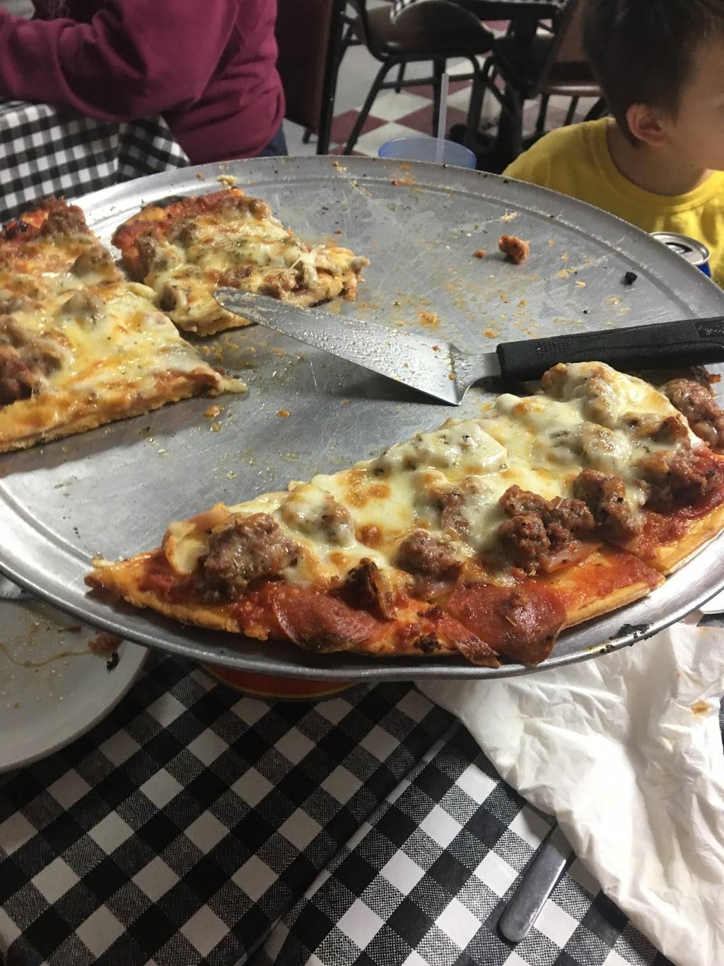 Saporitos Pizzeria | restaurant | 222 W Railroad St, Lena, IL 61048, USA | 8153694400 OR +1 815-369-4400