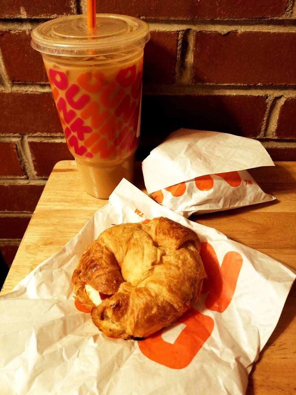Dunkin | bakery | 4829 N Broadway, Knoxville, TN 37918, USA | 8654442962 OR +1 865-444-2962