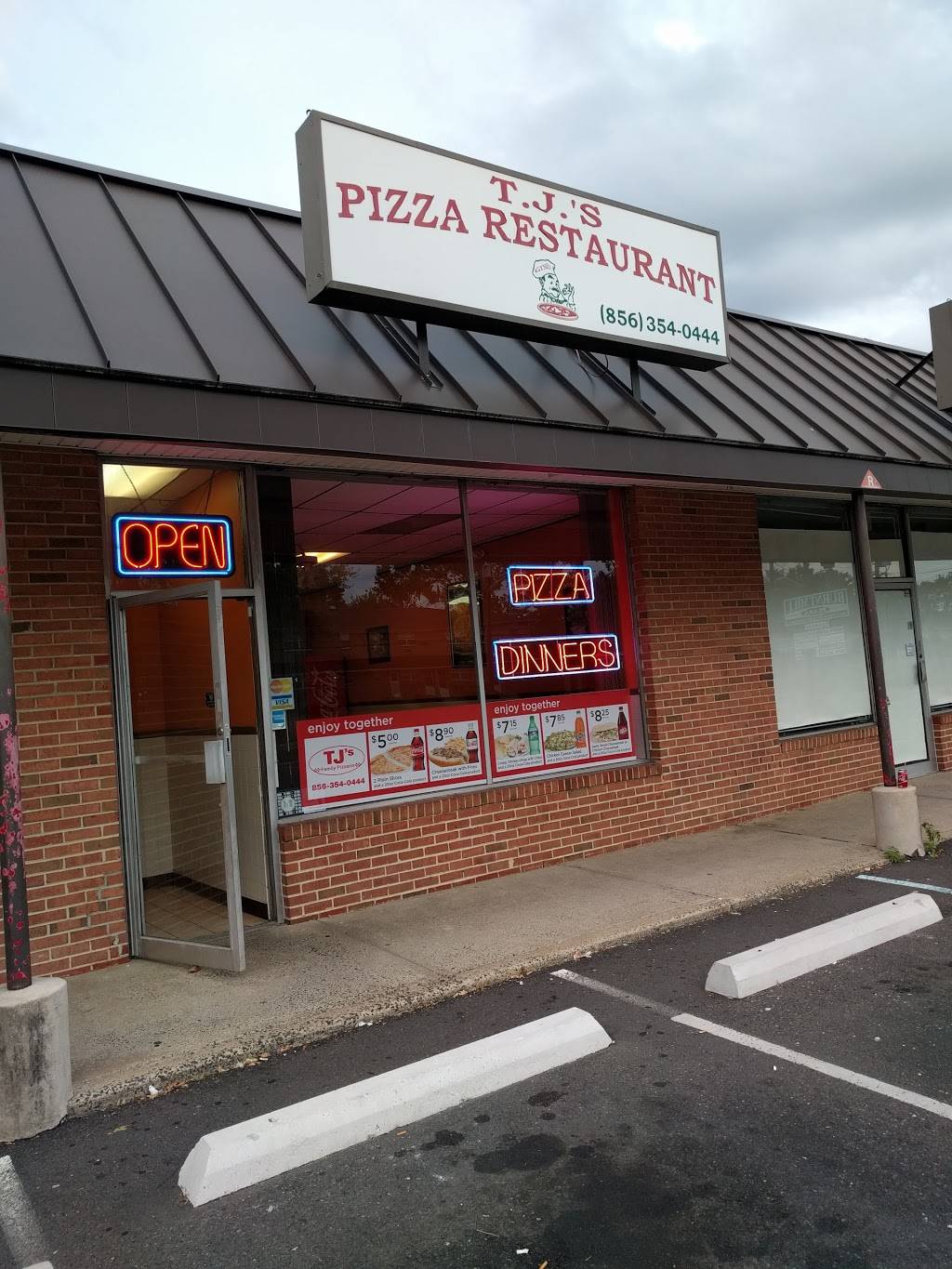 T Js Family Pizza | meal delivery | 209 S Burnt Mill Rd, Voorhees Township, NJ 08043, USA | 8563540444 OR +1 856-354-0444