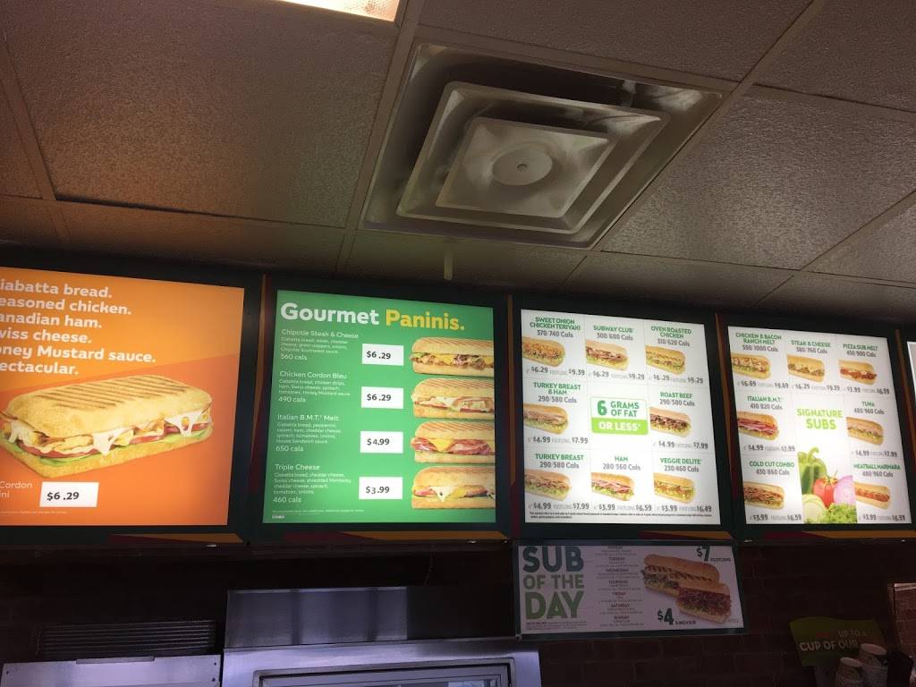 Subway | meal takeaway | 6465 Airport Rd, Mississauga, ON L4V 1R8, Canada | 9052939696 OR +1 905-293-9696